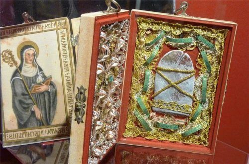 Klapp-Altärchen und Klosterarbeit aus dem Kloster Zangberg, spätes 19. Jahrhundert, zum Teil von Zangberger Schwestern gefertigt.Fotos Gärtner