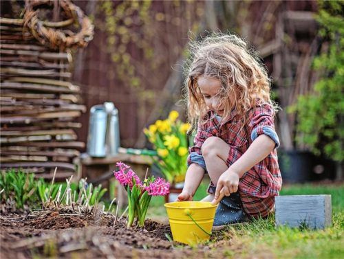 Kleine Tiere und bunte Blumen im Frühlingsgarten zu entdecken, ist für Kinder das Größte.