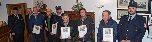 Kommandant Stefan Adam (links) und Vorsitzender Julian Rolle (rechts) mit Altbürgermeister Max Franz und den Geehrten Herbert Höger, Volker Melichar, Albert Otter, Albert Pöppl, Hans Garnreiter und Ehrenmitglied Simon Baumann (Mitte von links).Foto re