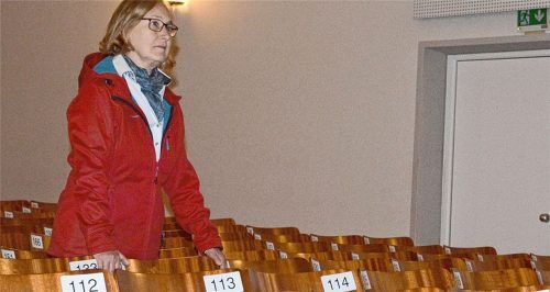 Konzentriert bei der Sache: Paula Aiblinger, Spielleiterin und Autorin von „Hedwig von Andechs“, dem aktuellen Stück der Bad Endorfer Theatergesellschaft.Fotos ammelburger