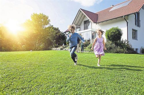 Kräftig und strapazierfähig: So soll ein schöner Rasen im Garten aussehen.Foto Imago/Westend61