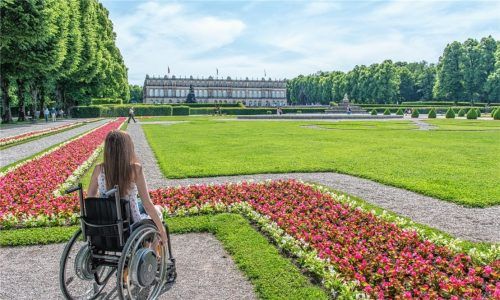 Kritischer Blick im Auftrag des Tourismusverbandes: Bloggerin Adina Hermann mit ihrem Rollstuhl im Schlosspark von Herrenchiemsee.Fotos Tourismusverband Chiemsee-Alpenland