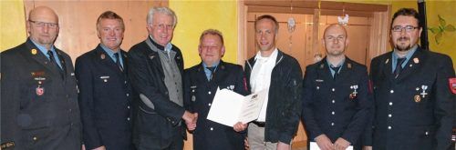 Langjährige aktive Feuerwehrleute aus Pürten wurden geehrt (von links): Kreisbrandrat Harald Lechertshuber, Georg Holzner (40 Jahre Dienstzeit), stellvertretender Landrat Günther Knoblauch, Vorsitzender Gerhard Kifinger (40 Jahre), Bürgermeister Robert Pötzsch, Stefan Lehner (25 Jahre) und Kommandant Michael Heindl.Foto  Bachmaier