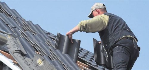 Leicht verschobene Ziegel können Schäden anrichten. Foto dpa