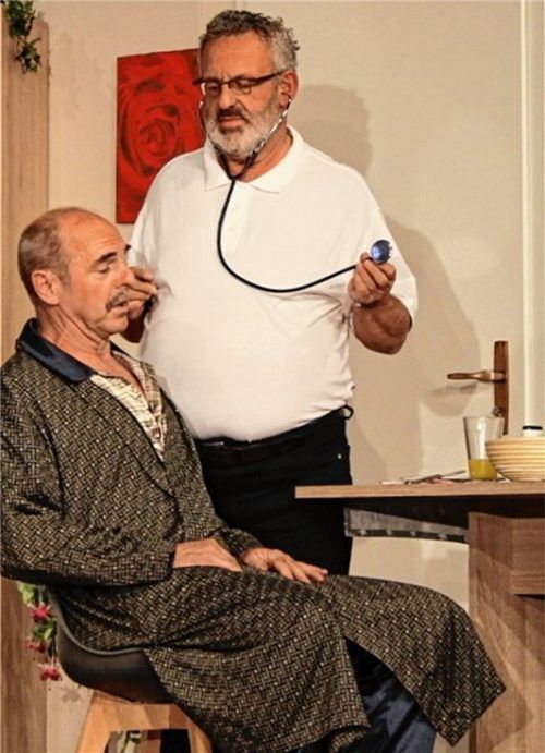 Leidet und stöhnt dabei laut: Hypochonder Kurt Trimmel (Richard Martl) lässt sich von Arzt Dr. Paul Moser (Helmut Dengl) untersuchen.