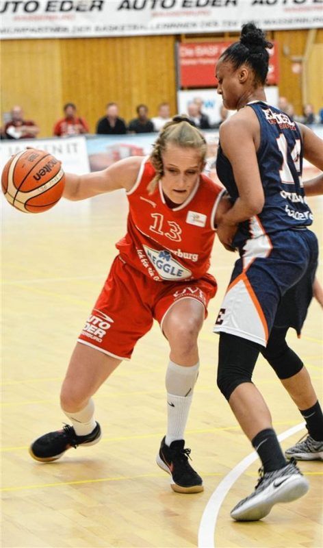 Leonie Fiebich (links) verletzte sich in der Schlussphase des Spiels in Freiburg am Knie. Foto  Hörndl