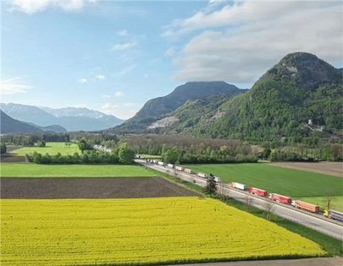 Lkw um Lkw reihen sich gestern auf der A93 aufgrund der Blockabfertigung aneinander. Foto Sascha Scheuchel