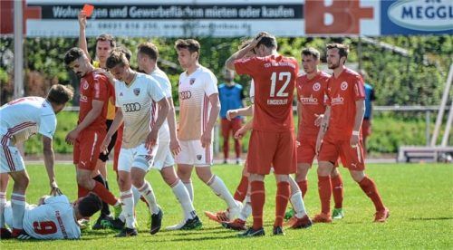 Luftetar Mushkolaj (dritter von links) wird den Sechzigern nach seiner völlig überflüssigen Roten Karte gegen Ingolstadt in einigen Spielen im Saisonendspurt fehlen.Foto Ruprecht