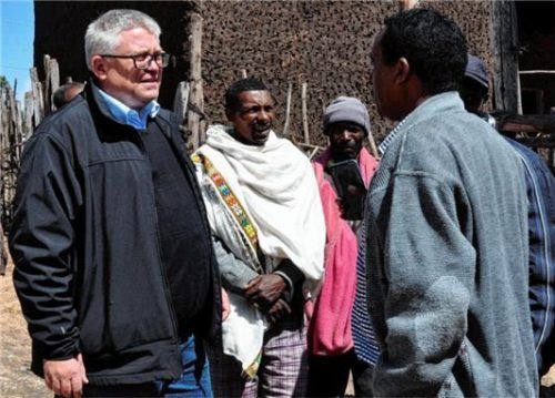 Magnus Schmid im Gespräch mit Landwirten.