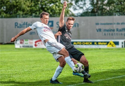 Michael Koppermüller (rechts) hat mit seinem vierten Saisontor zum Sieg in Landshut beigetragen und darf gegen Traunstein wieder auf einen Platz in der Startelf hoffen. Foto  Eschenfelder