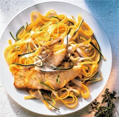 Mit Bandnudeln und Zucchini schmeckt Heilbutt in einer leichten Sahnesauce. Foto Wirths PR