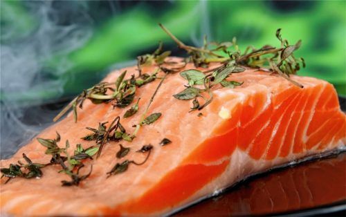 Mit seinem hohen Gehalt an Omega-3-Fettsäuren sollte Lachs nicht nur am Karfreitag auf dem Speiseplan stehen.