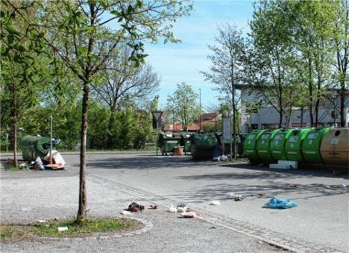 Müll vor und neben und nicht in den extra aufgestellten Containern Am Rothbachl. Dieser Zustand ist unter anderem dafür verantwortlich, dass dort Ratten auf Nahrungssuche gehen.