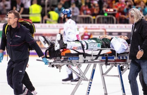 Nach dem Schock: Augsburgs Christoph Ullmann wird verletzt vom Eis gebracht. Foto dpa