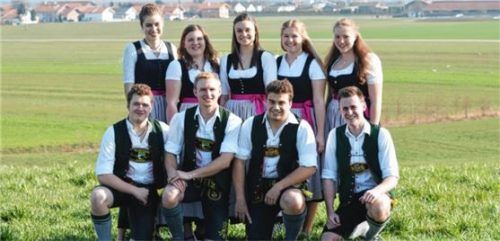 Neuer Vorstand bei der KLJB (hinten von links): Lisa Maier, Laura Hackenberg, Katharina Bachl, Veronika Altendorfer, Maria Untereichmeier. Vorne von links: Tobias Hartl, Dominik Altendorfer, Bernhard Wechselberger, Maximilian Grabmaier. Foto re