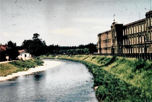 Noch mit Tarnfarbe gestrichen: die Spinnerei in Kolbermoor nach 1945.