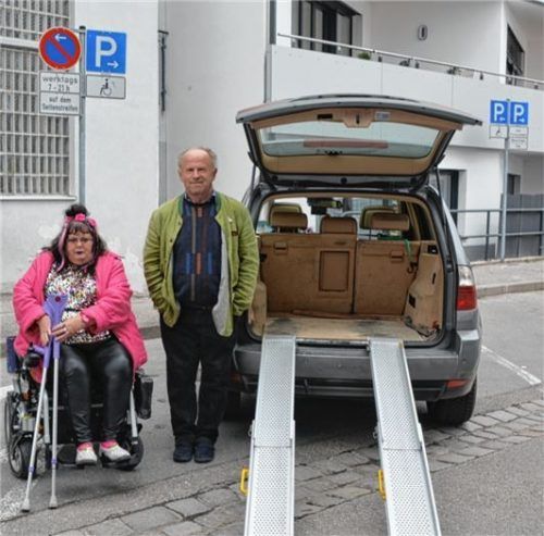 Nur mithilfe einer Rampe kann Hans Wagenstaller den Rollstuhl seiner Frau Elke aus dem Auto holen. Hinter der Windschutzscheibe liegt der Parkausweis, auf der Heckklappe klebt ein „Achtung Rampe“-Schild.Foto Heise