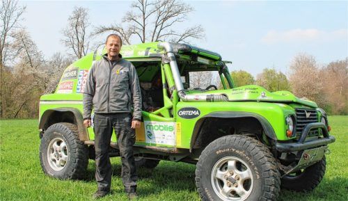 Kontrastprogramm: Adi Ruhaltinger vor seinem Rallye-Wagen, dem „Tomcat“.Foto Meier