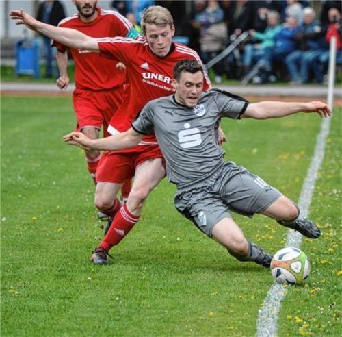 Pangs Christian Hoerauf (vorne), Torschütze zum 2:0 für den SV Pang, im Zweikampf gegen Flintsbachs Sebastian Lechner. Foto  Ruprecht