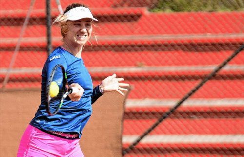 Perfekt getroffen: Top 100-Spielerin Mona Barthel beim Training auf der Anlage des TC 1860 Rosenheim. Fotos  Ziegler