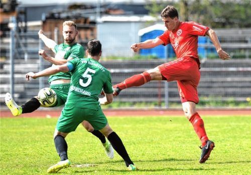 Perfekter Abschluss: Markus Einsiedler verkürzte mit diesem Schuss zum 2:3 aus Sicht des TSV 1860 Rosenheim. Fotos  Ziegler