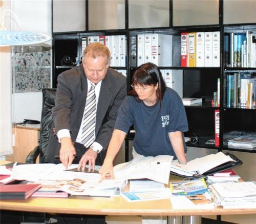Peter und Birgit Kinold (Kinold-Ausstellungsgesellschaft mbH) sichten die Pläne für das Messegelände auf der Rosenheimer Loretowiese. Das Unternehmen aus Ulm organisiert die Messe bereits zum sechsten Mal. Foto re
