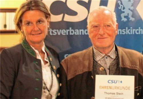 Petra Hofmann ist die neue CSU-Ortsvorsitzende. Sie ehrte Thomas Stein, der seit 60 Jahren Mitglied der CSUStephanskirchen ist.Foto re