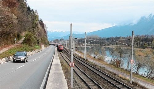 „Platz für ein weiteres Gleis ist nicht vorhanden.“ Das sagt Bürgermeister Hajo Gruber. Links die Staatsstraße, in der Mitte die bestehende Bahntrasse, rechts der Inn und die Autobahn.Foto hoffmann