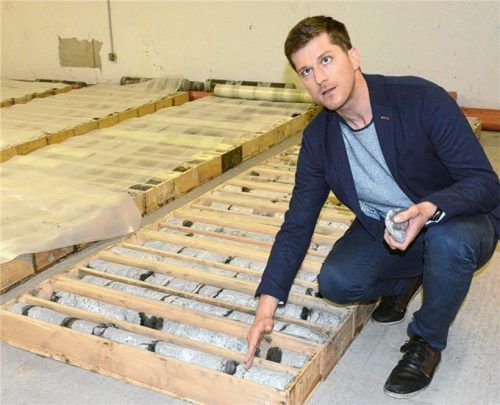 Projektleiter Manuel Gotthalmseder mit den vielen Bohrkernen, die in Kisten verpackt sind.Fotos ammelburger