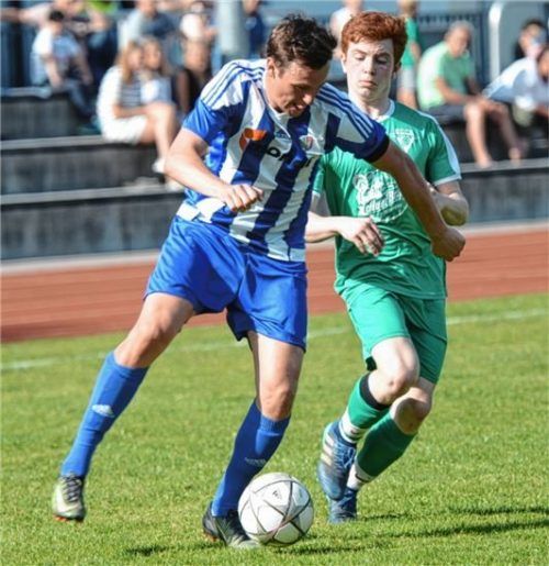 Raublings Torschütze Lukas Schöffel schüttelt hier SBR-A-Junior Michael Kraxenberger ab.Foto Ruprecht