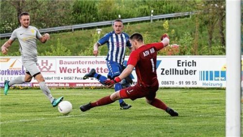 Reischachs Siegtorschütze Christoph Vilsmaier scheitert hier noch an Aus Torhüter Lars Lewerenz. Links Martin Rauscher vom ASV Au. Foto Zucker