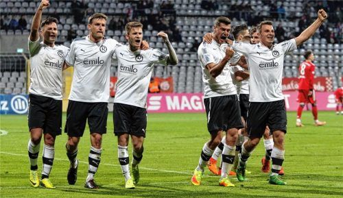 Riesenjubel bei den Sechziger-Spielern nach dem Ausgleichstreffer durch Markus Einsiedler. Von links: Danijel Majdancevic, Markus Einsiedler, Wiggerl Räuber, Korbinian Linner und Georg Lenz. Fotos Fehrmann