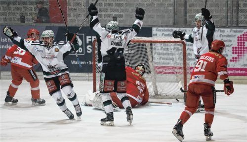Rosenheimer Jubel über die 1:0-Führung: Alexander Höller (links) hatte abgestaubt. Fotos  Petrow