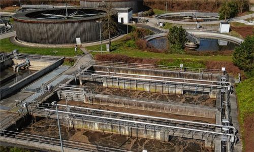 Die Stadtwerke investieren in die Kläranlage. Die Faultürme werden saniert, die Gebläse der Belebungsbecken (im Vordergrund) werden erneuert. Foto  Stadtwerke