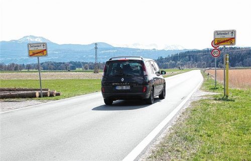 Rund 640000 Euro kostet die Sanierung eines rund 3,6 Kilometer langen Teilstücks der Kreisstraße RO 24, die am Ortsende von Willing beginnt und Richtung Dettendorf führt.Foto Reisner
