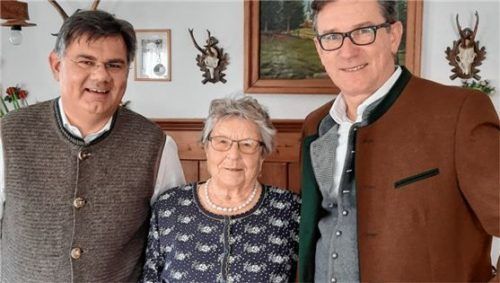 Ruth Lagler, 90 Jahre, mit Diakon Günter Schmitzberger (links) und Bürgermeister Georg Huber (rechts).Foto re
