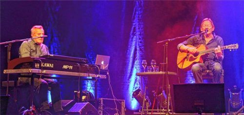 Sang viele seiner nachdenklichen Lieder mit geschlossenen Augen: Wolfgang Ambros (rechts). Links: Günter Dzikowski am Keyboard.Foto  Wunsam