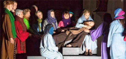 Sarah (Magdalena Noichl) betrauert ihren toten Verlobten Stefanus (Mathias Stoib).Foto berger