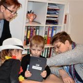 Spielen, malen und mit dem Tablet Tiere bestimmen