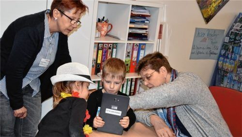 Schaut mal! Esther Annen (links), stellvertretende Leitung Caritas Kindertagesstätte Wiederkunft Christi, und Gabriele Stark-Angermeier (rechts), Vorstand beim Caritas-Verband der Erzdiözese München und Freising, mit zwei interessierten Kindern. Foto re