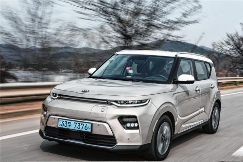 Schmale futuristische Scheinwerfer charakterisieren den Kia Soul EV sowie eine C-Säule, in der man das Motiv einer Haifischflosse erkennen können soll. Foto Auto-Medienportal.Net/Kia