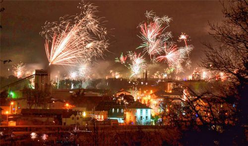 Schön, aber durchaus umstritten sind Feuerwerke zu Silvester. Unser Bild zeigt den Blick von der Schloßberg-Kuppe über Rosenheim am Silvesterabend 2018/19.Foto Ziegler