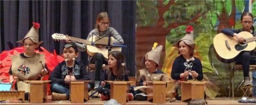 Schon die Jüngsten wirkten bei der Theateraufführung „im zauberhaften Land“ beim Tag der offenen Tür in der Sing- und Musikschule mit.Fotos  meier