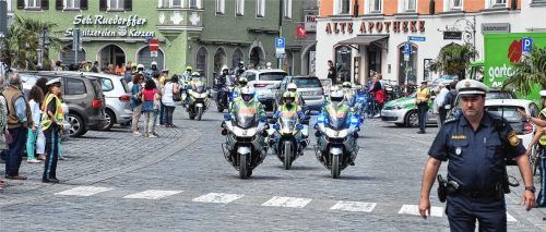Schon im vergangenen Jahr ein großer Erfolg, heuer folgt die Wiederholung: Zum Auftakt der Bikesaison gibt es wieder ein abwechslungsreiches Programm rund ums Motorrad unter dem Motto „ride safe“ mit Fahrsimulator, Weltmeister Toni Mang und Motorradkorso. Fotos Schlecker