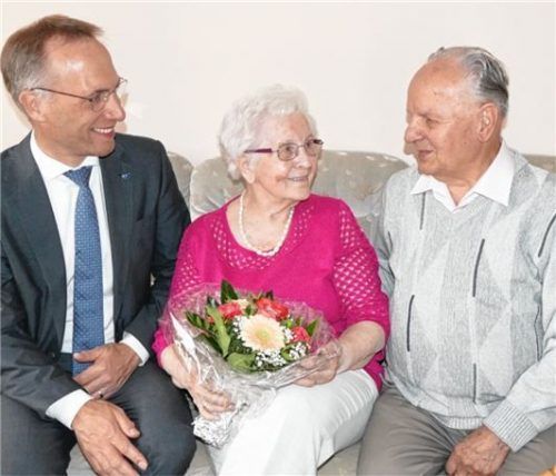 Seit 65 Jahren verheiratet: Kurt und Berta Krüger feierten kürzlich ihre eiserne Hochzeit. Bürgermeister Robert Pötzsch (links) gratulierte.Foto  Bachmaier