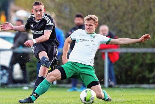 SG-Spieler Matthias Neumaier (rechts) versucht, Reischachs Vilsmeier zu stoppen.Foto cb