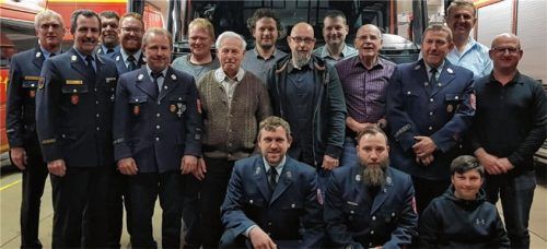Sie alle bilden ein Team: Kreisbrandmeister Rainer Tippl, Kreisbrandrat Richard Schrank, Kreisbrandinspektor Franz Hochhäuser, Zweiter Kommandant Christian Holewa, Kommandant Christoph Zehentner, Michael Weber, Anton Brucker, Mirko Hentsche, Markus Kirschner, Christian Dreischl, Peter Triller, Georg Dörfler, Jakob Sandbichler, Francesco Lombardo. Vorne: stellvertretender Vorsitzender Rudolf Lex, Vorsitzender Florian Weinhammer und Luca Lombardo (von links).Foto re