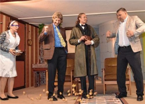 Sie alle haben ein Geheimnis (von links): Monika Marotke als Monica Jahnson, Rüdiger Motzer als Georg Pitt, Martin Kronast als David Prosser und Andreas Stephan als Sir Lindsay Cooper.Foto Schlecker
