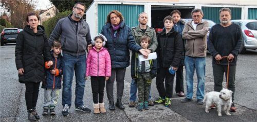 Sind entschlossen, nicht zu zahlen (von links): Stefanie Beck mit Sohn Quentin, Wolfgang Beck mit Tochter Emma, Jenna Kästner, Ronald Deinhart mit Söhnen Merlin und Samuel, Ilona Tegzes, Bernhard Brem, Max Weinhart und Hund Bene.