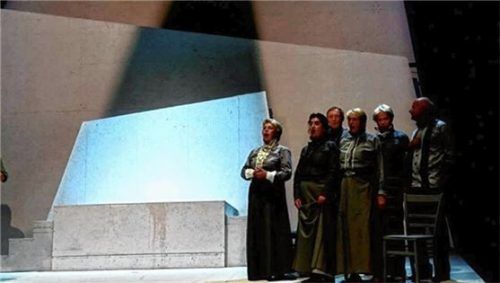 Singen reinigt Geist und Körper – das spürt Chorsängerin Ludwiga Moritz (links) immer wieder eindrucksvoll. Unser Bild zeigt die Wasserburgerin mit dem Opernchor von Immling.Foto re